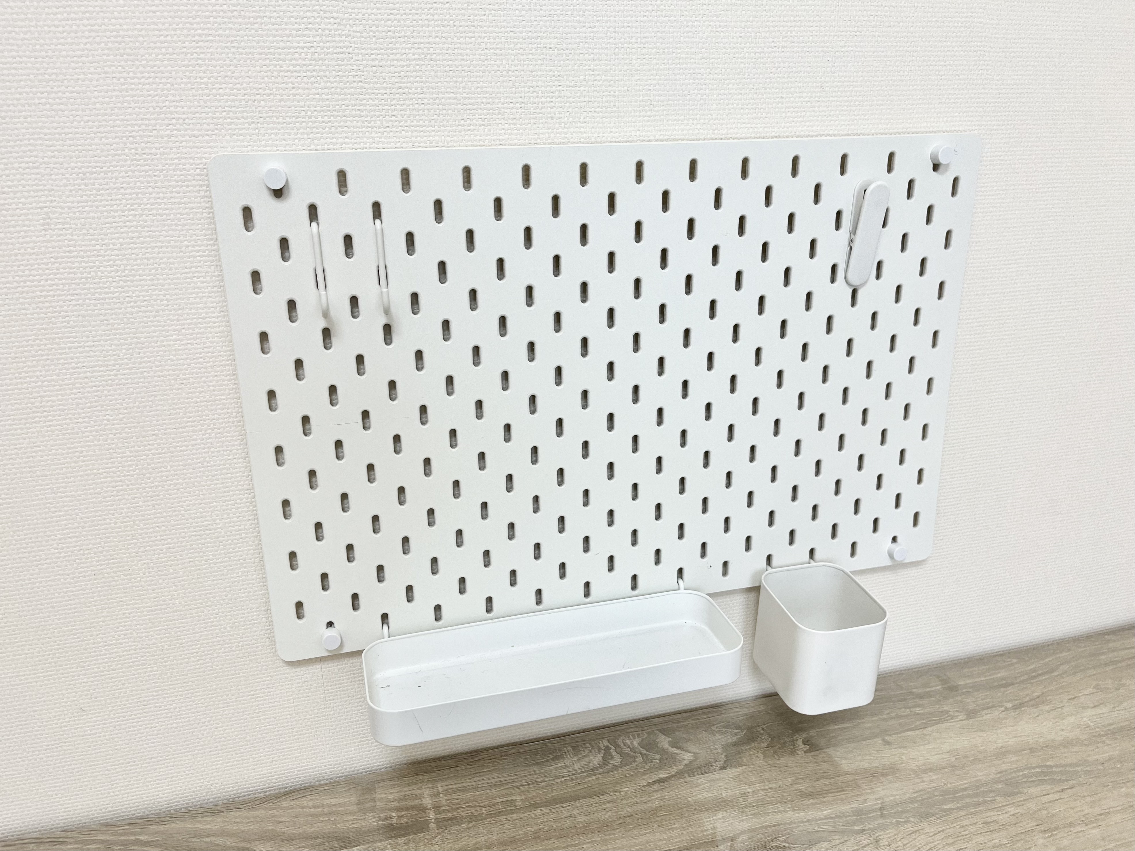 ダイソーの「壁面に取り付けできるネジ型ピン(２個)」の取り付け画像