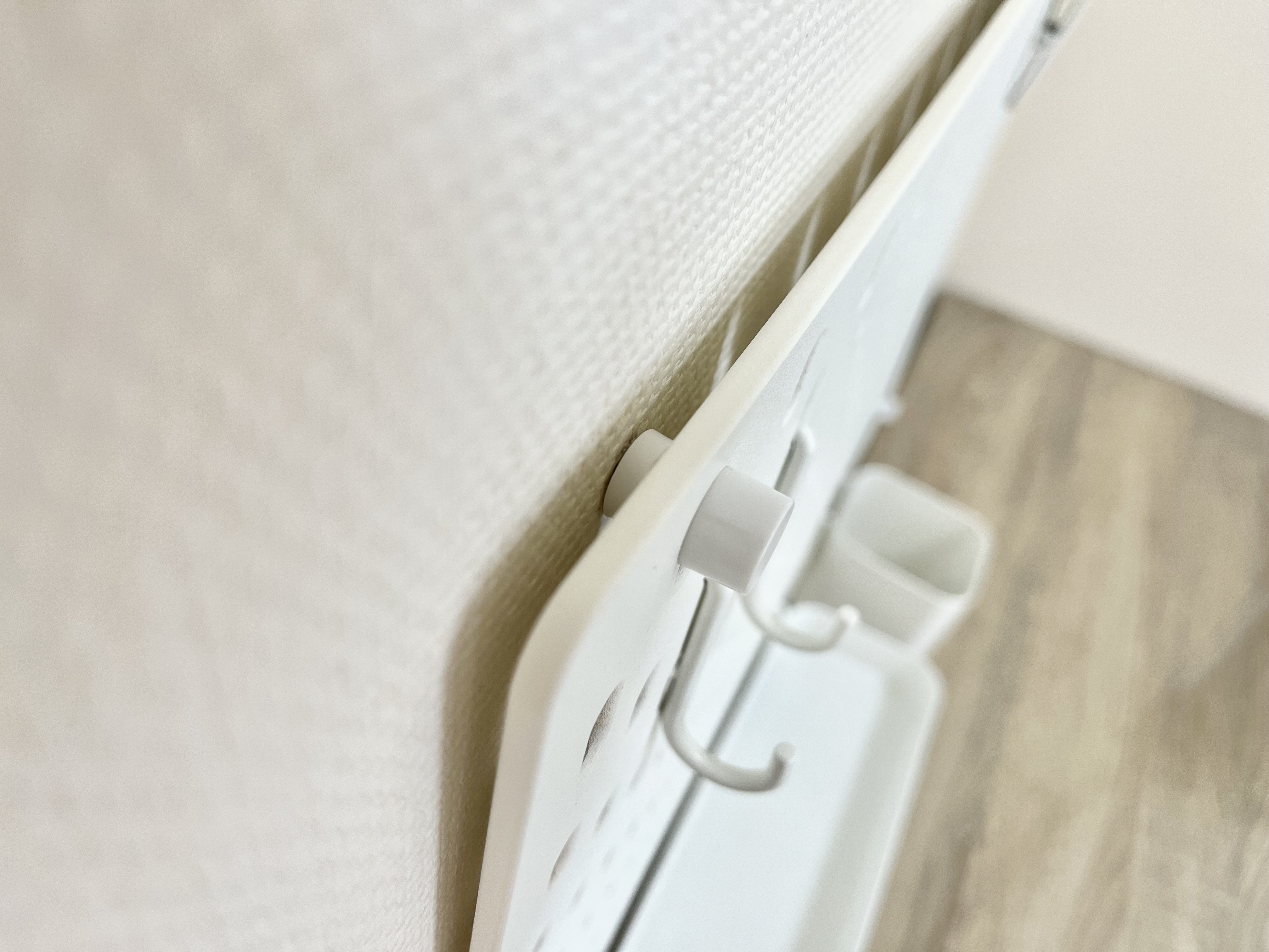 ダイソーの「壁面に取り付けできるネジ型ピン(２個)」の取り付け画像