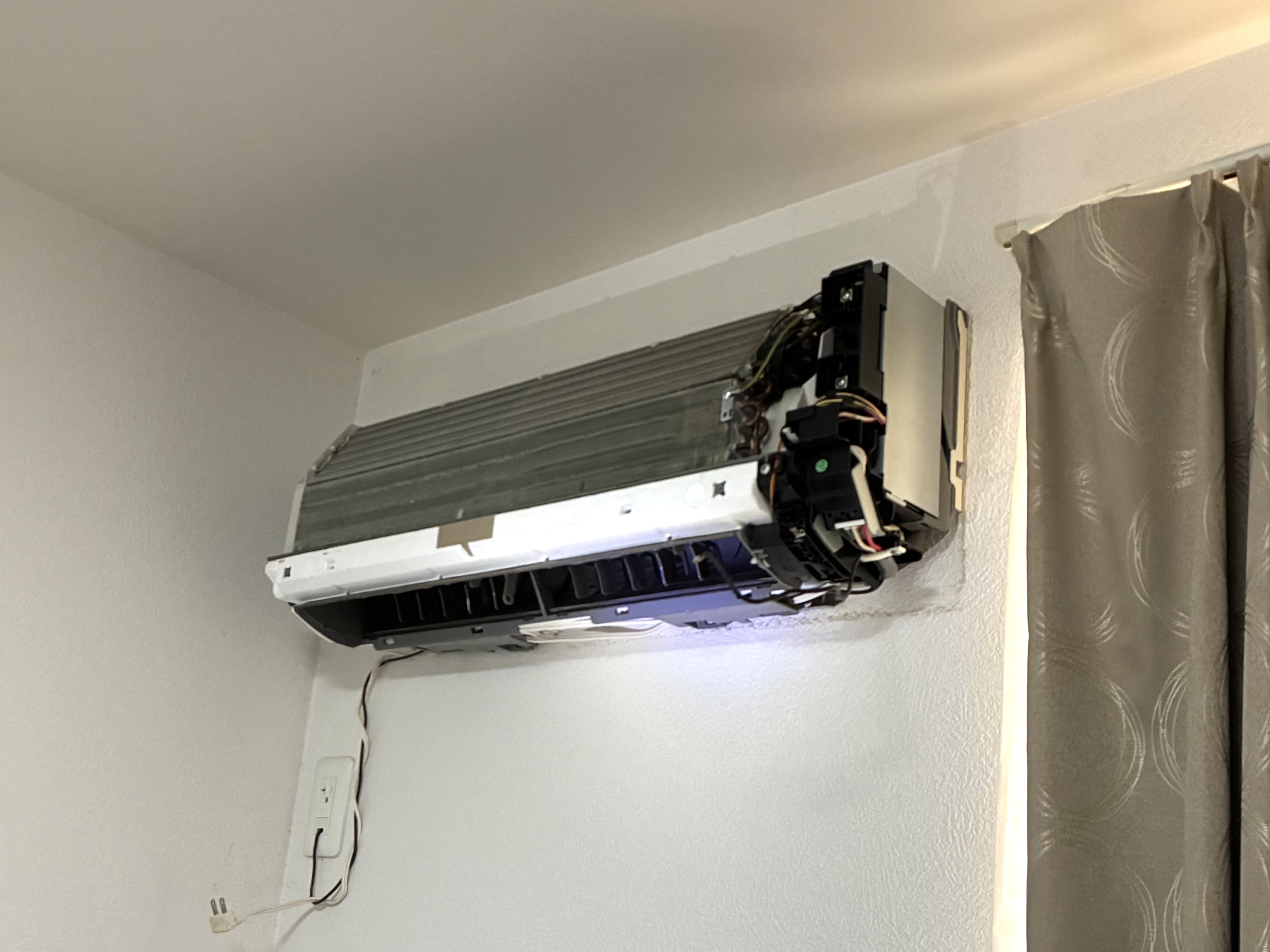 クリーニング中のエアコン