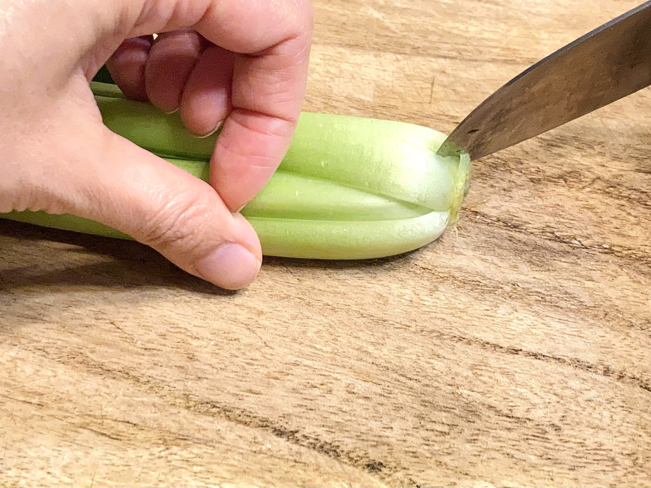 小松菜の芯に切れ目を入れる