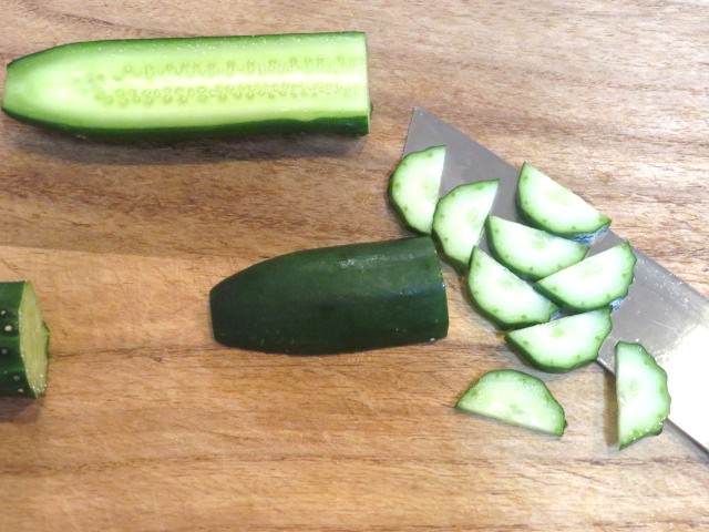 キュウリの半月切り