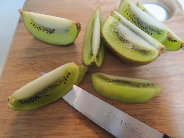 キウイフルーツはくし形に切る