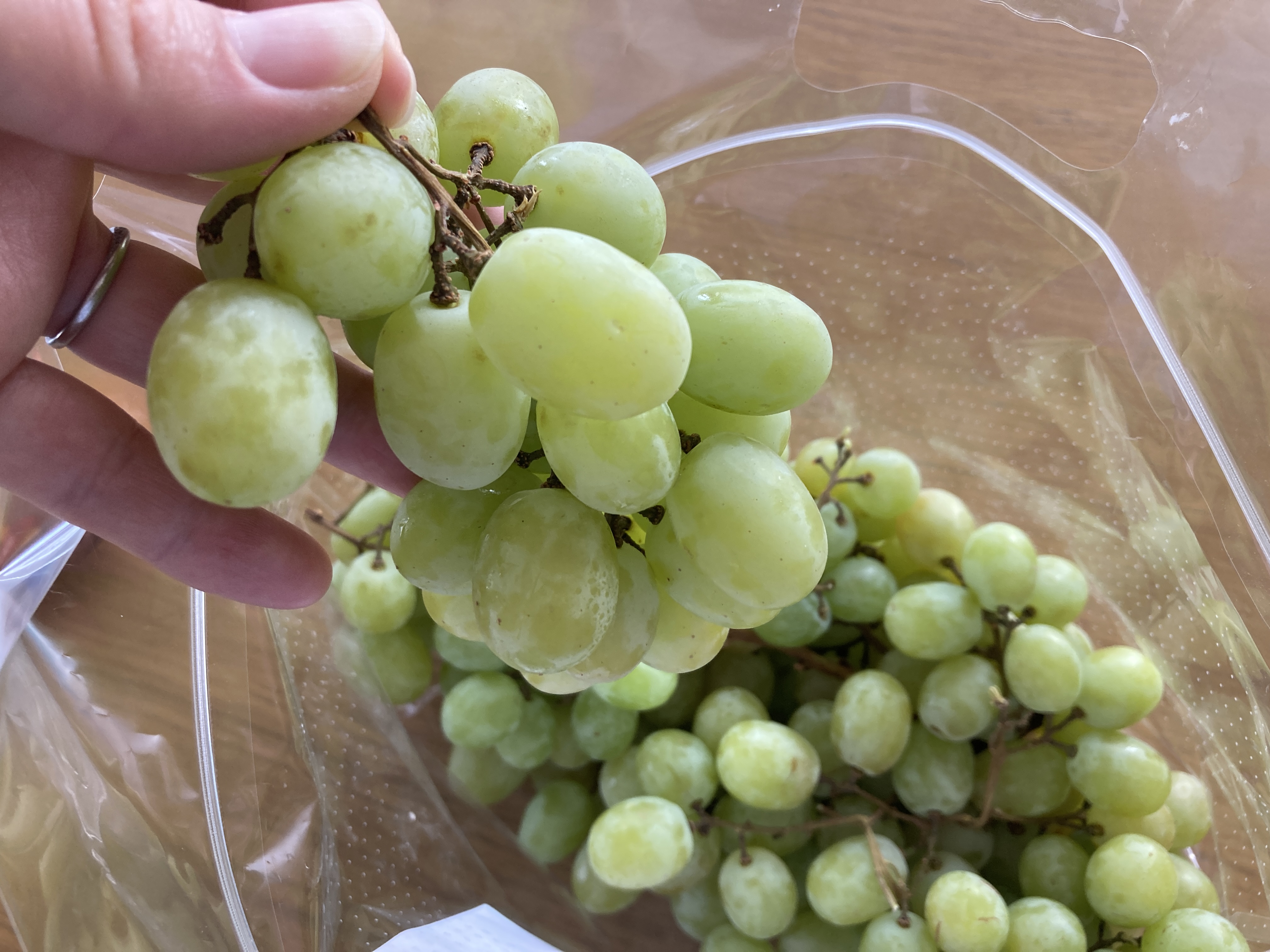 一房持ち上げられたコットンキャンディグレープ