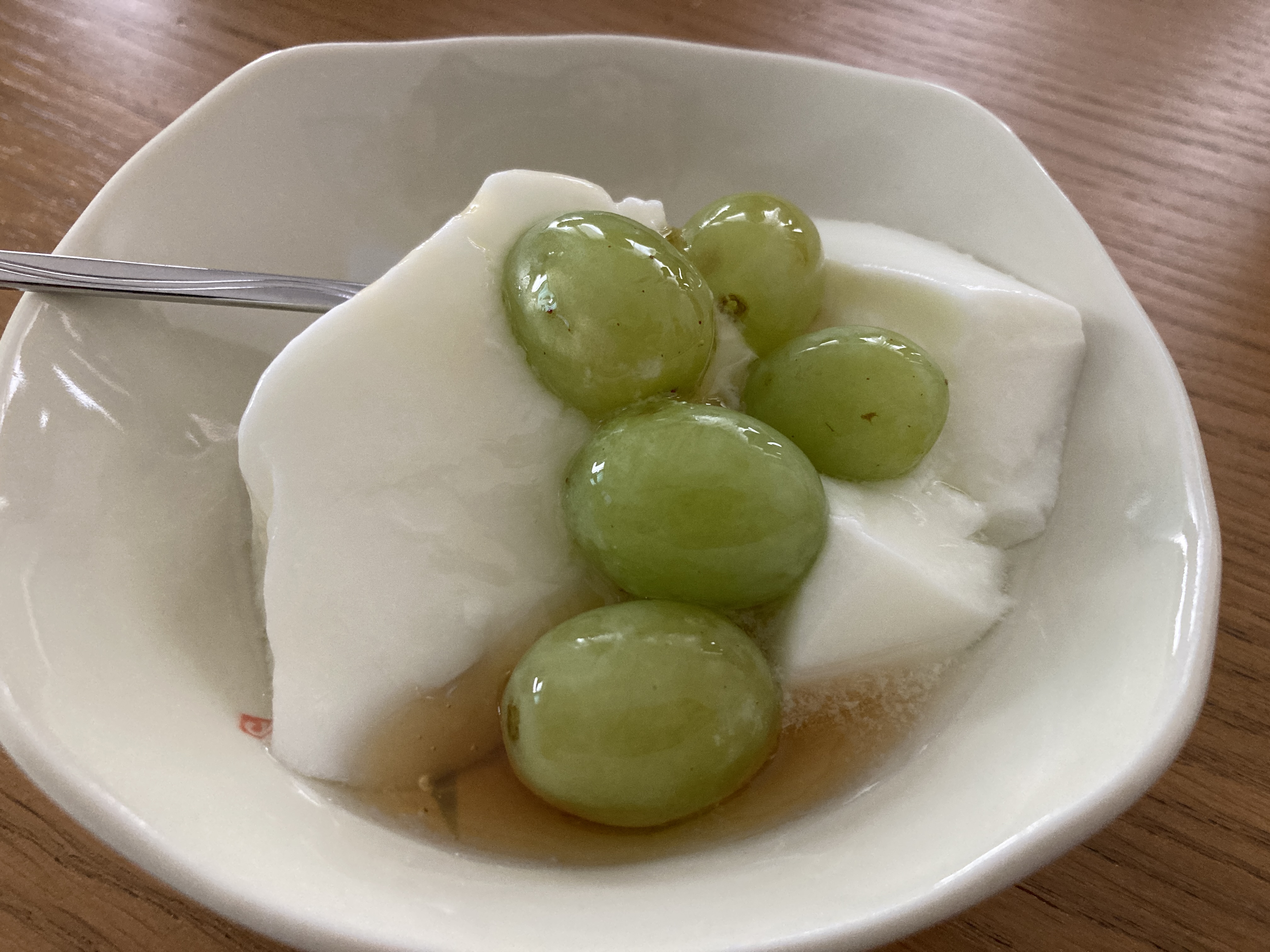 コットンキャンディグレープが乗せられたヨーグルト