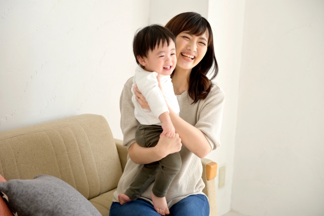 笑顔の母親と子供