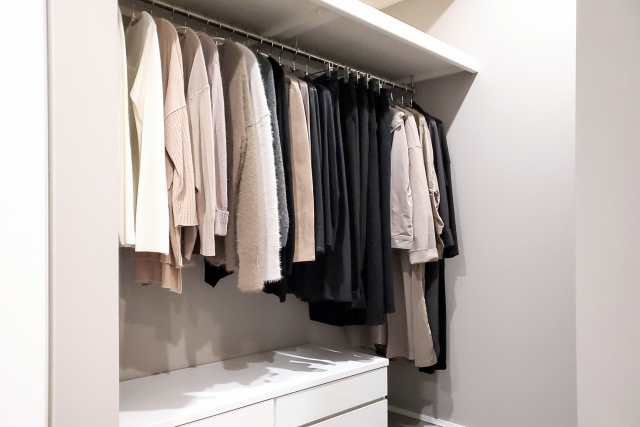 整頓されたクローゼットの中