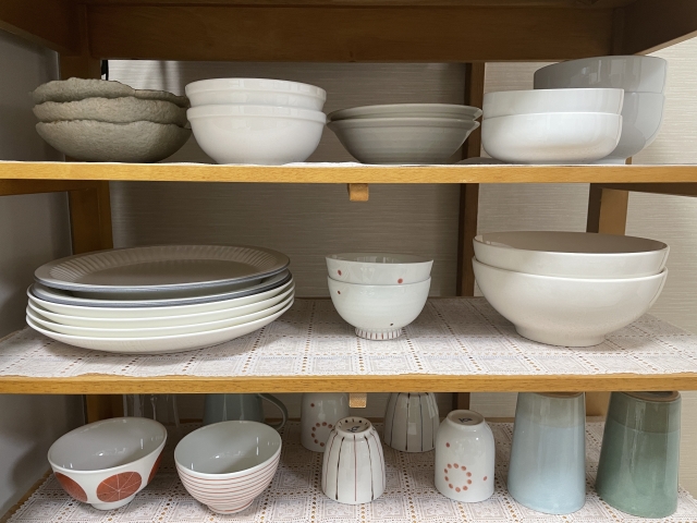 整頓された食器棚