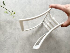【ダイソー】1冊だけでも本が倒れない！アイデア次第で家中が片付く隠れた優秀ホルダー