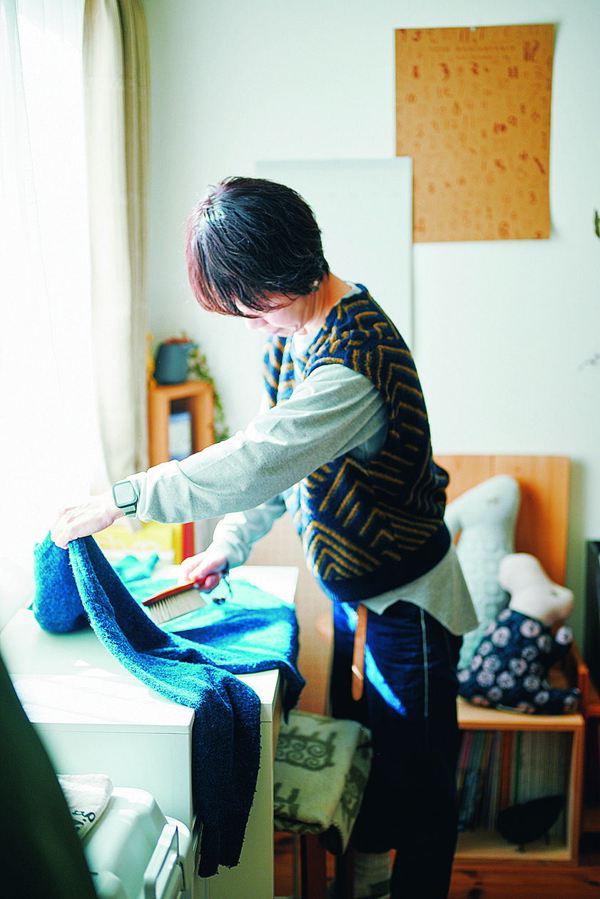 ハギヤマジュンコさん　大切な服を親子で着るためにお手入れをする様子