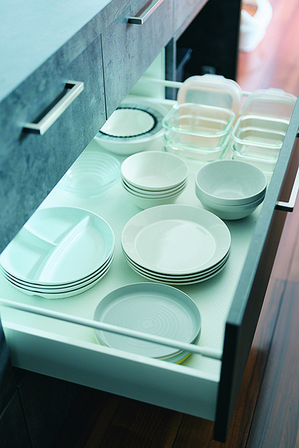 ちびかおさん 来客用の食器を持つのをやめたことで、量が激減した食器収納の様子