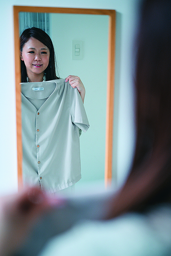 ちびかおさん 手持ちの服との相性をチェックする様子