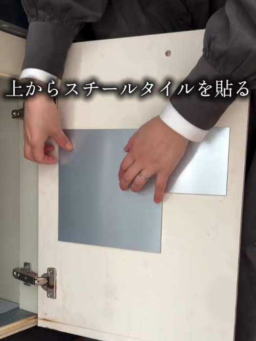 扉裏のデッドスペースを収納に変える