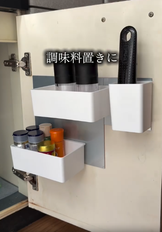 扉裏のデッドスペースを収納に変える