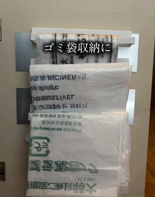 扉裏のデッドスペースを収納に変える