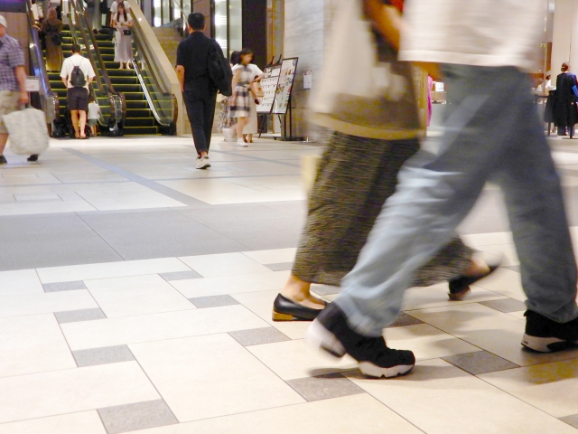 ショッピングモールを行き交う人々