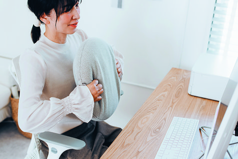 50人の暮らしのくふう　実際にフィットネスクッションを使用する瀧本さん　