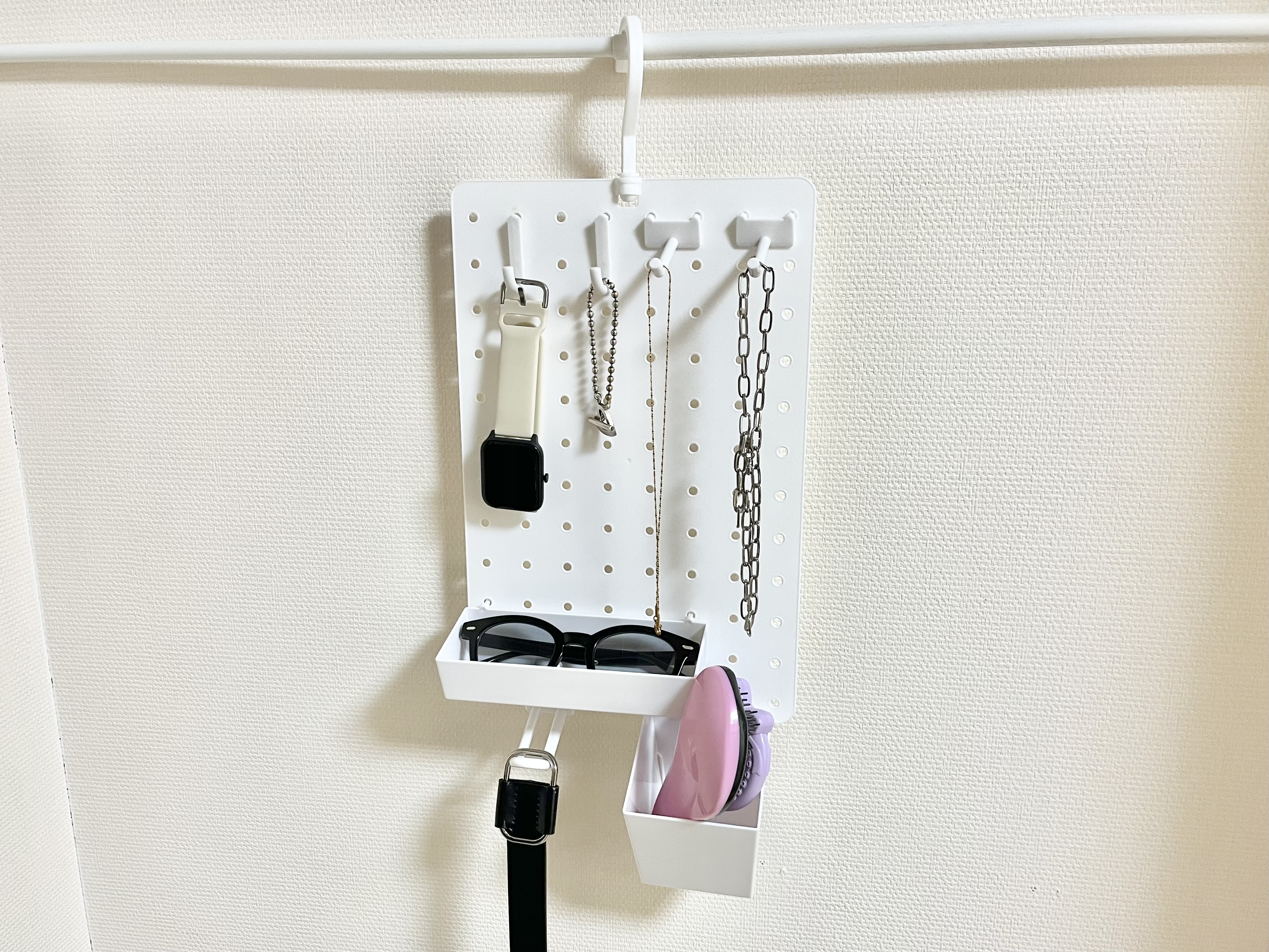 セリアの「フック付き有孔ボード」の使用画像