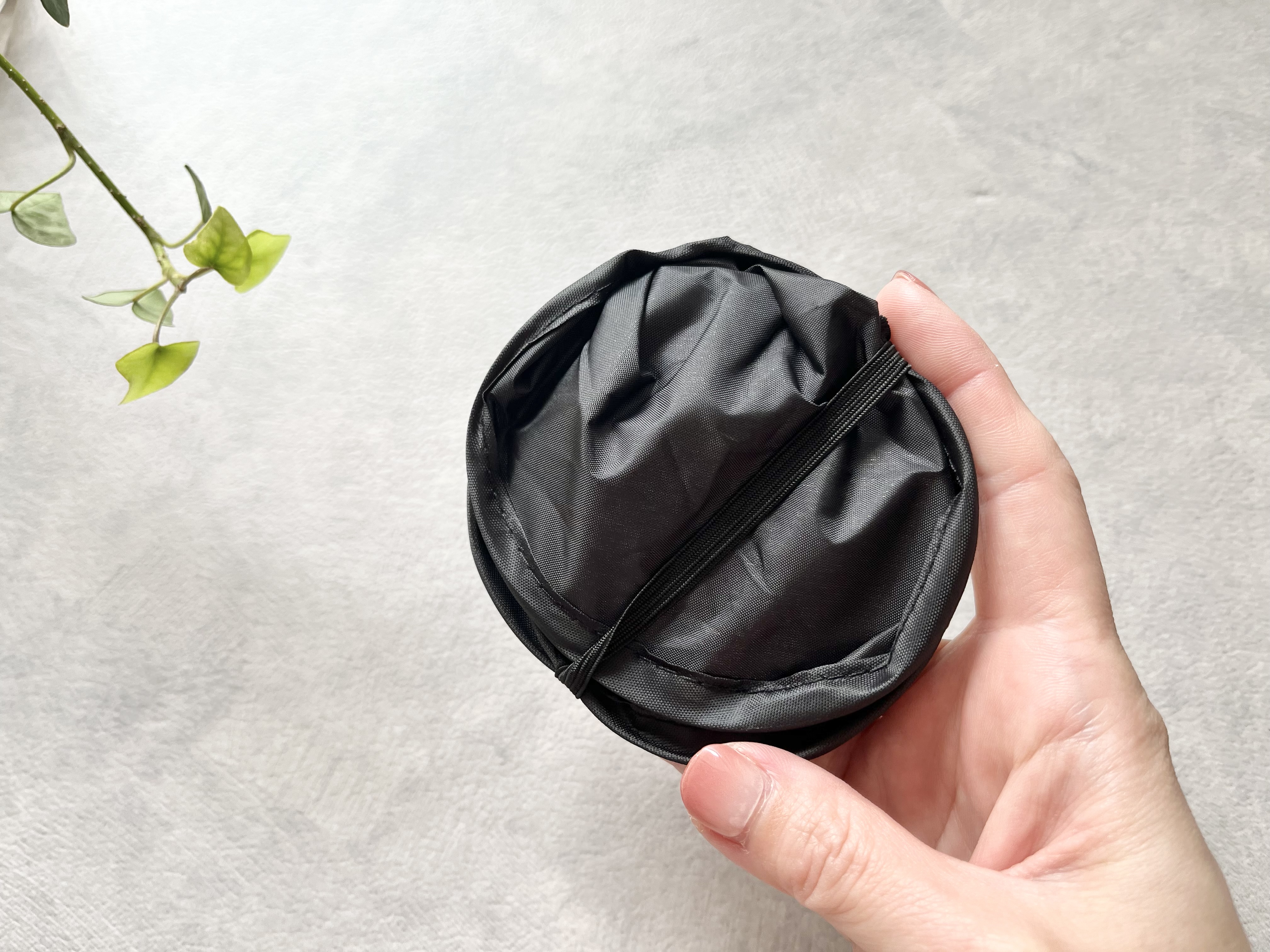 セリアの「チェーン付き遮光折りたたみうちわ 25cm」の商品画像