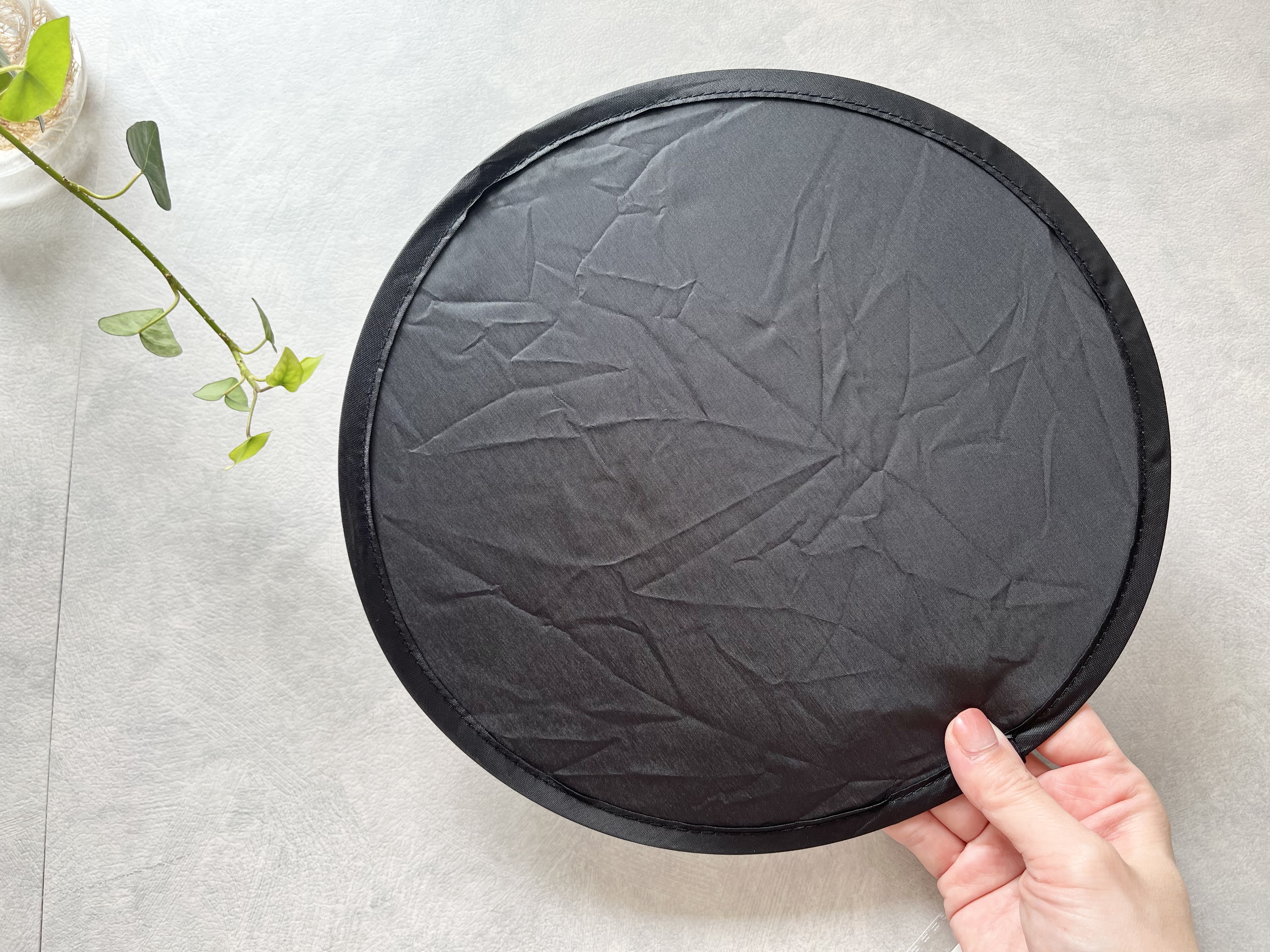 セリアの「チェーン付き遮光折りたたみうちわ 25cm」を広げた商品画像