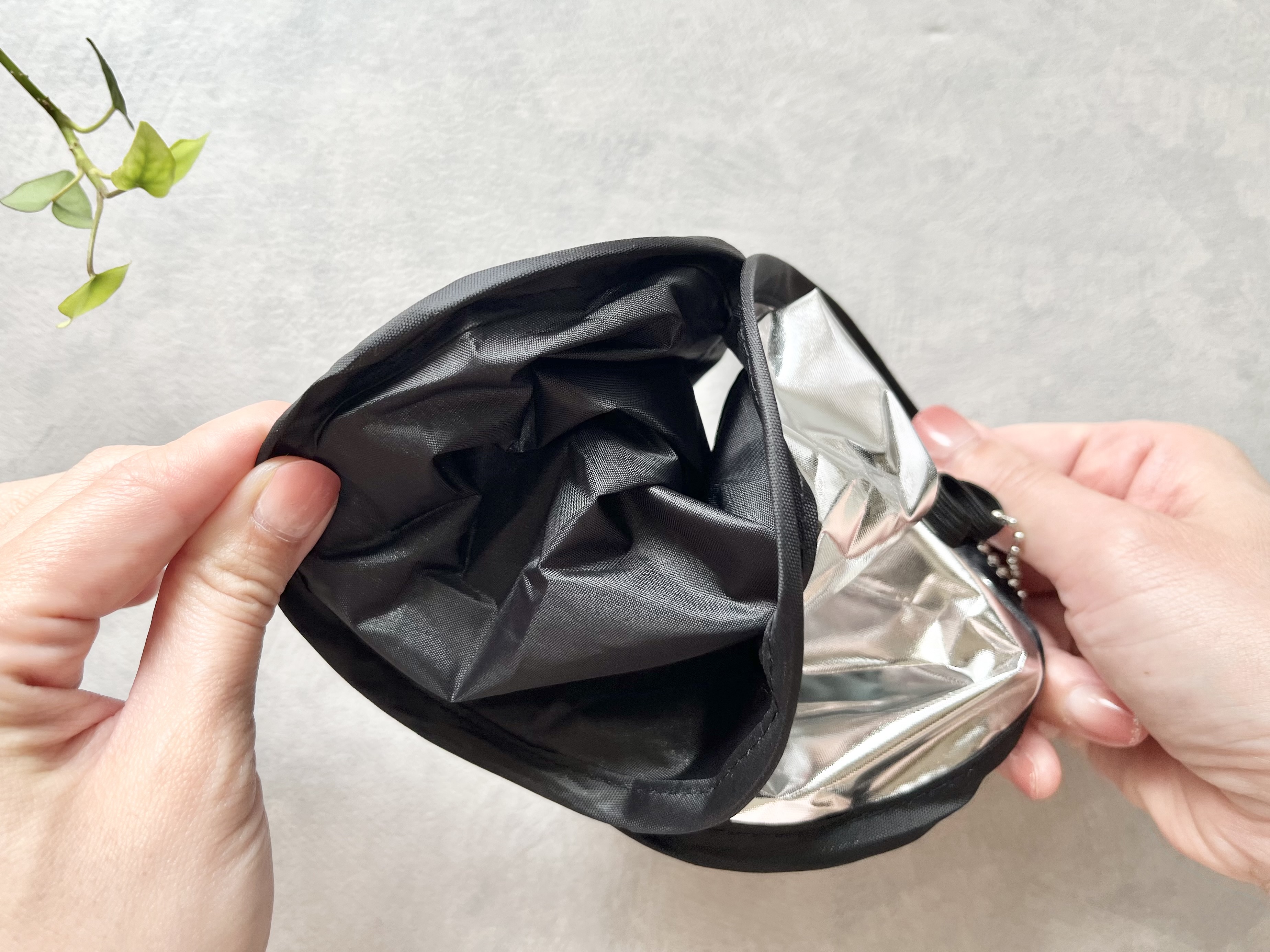 セリアの「チェーン付き遮光折りたたみうちわ 25cm」の収納画像