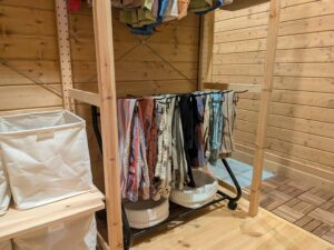 “片付けのプロおすすめ”省スペースで出し入れラク！子ども服にも使えるスラックスハンガー