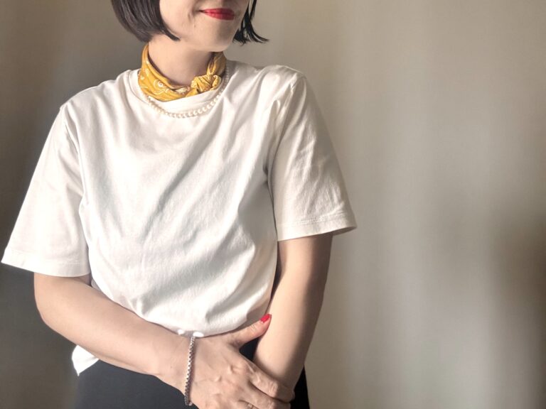 「Tシャツ1枚」が怖くない！40代の二の腕・背中をスッキリ見せる初夏の“細見え”トップス術