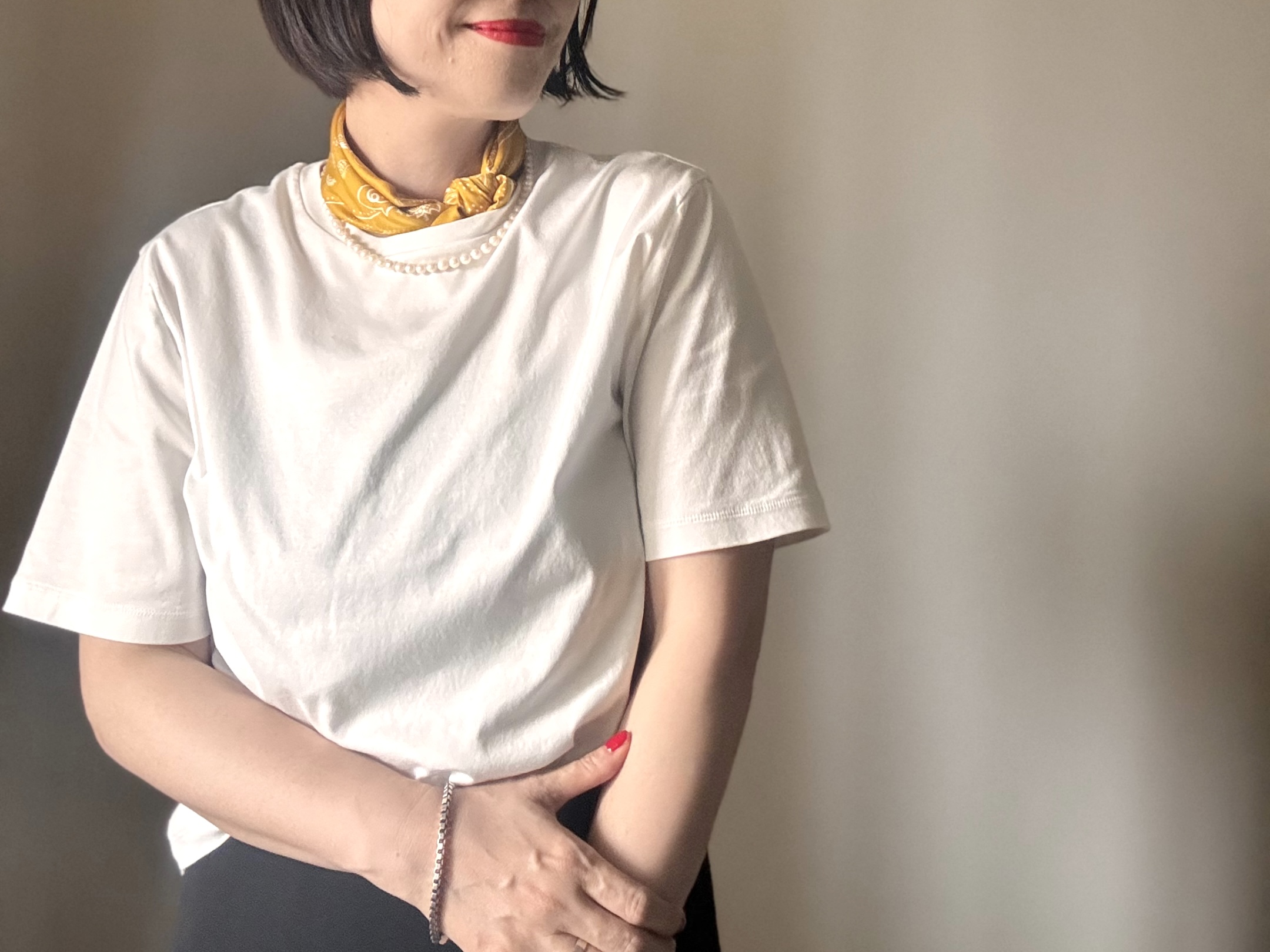 白Tシャツにスカーフ