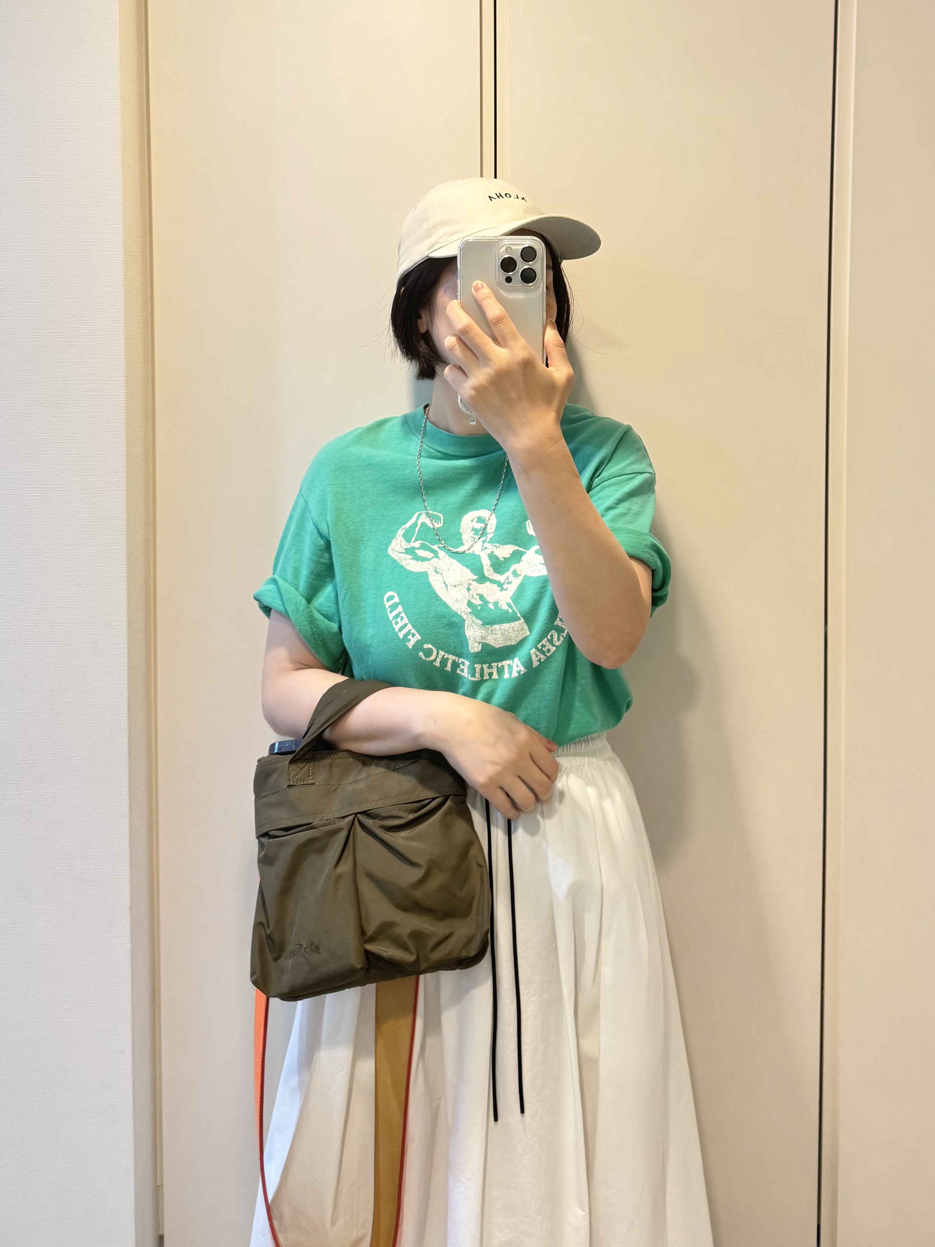 緑のプリントTシャツ