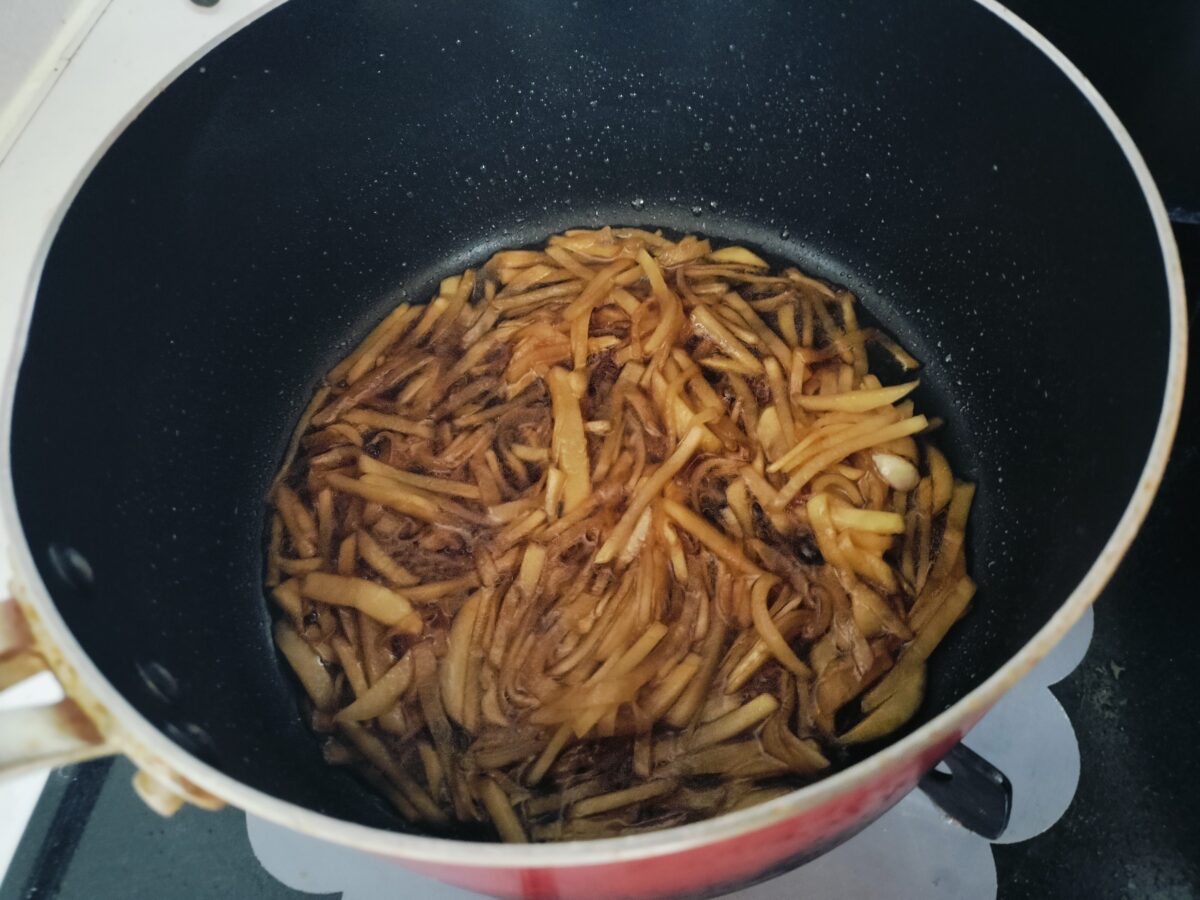 調味料をいれて煮詰める新生姜