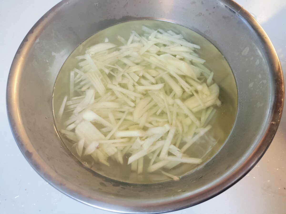 熱湯で辛味抜きをする新生姜