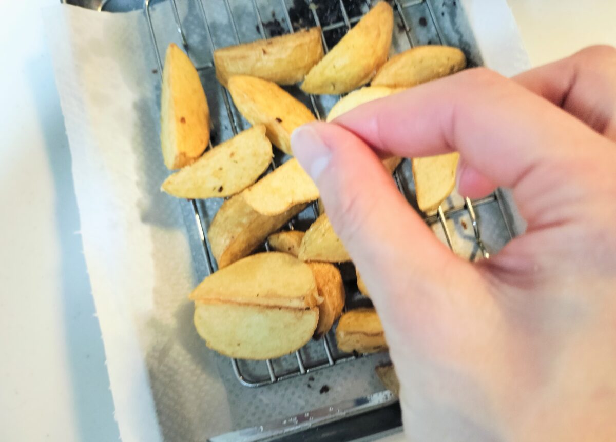 ポテトに塩をふる