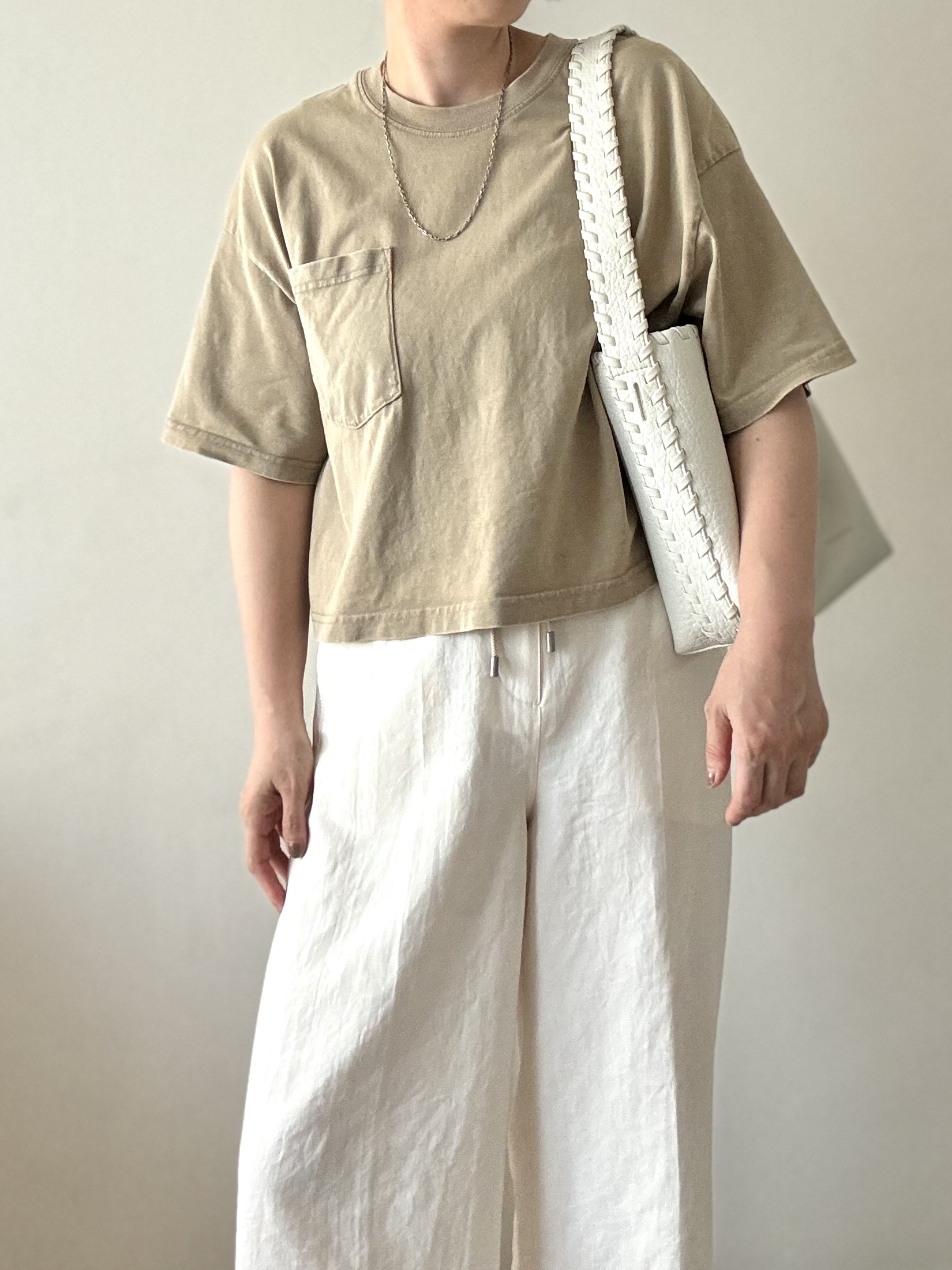 ベージュのTシャツ