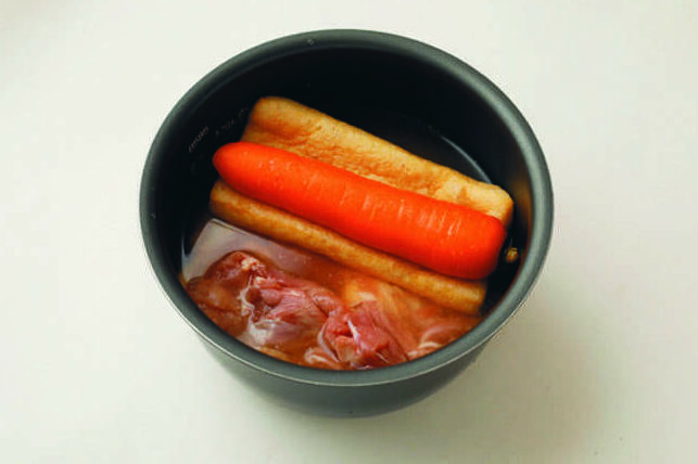 ちはるさん　鶏肉とにんじんの炊き込みご飯作りの様子①