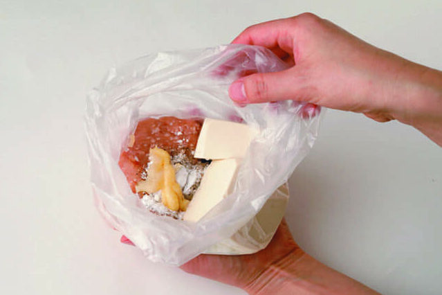 ちはるさん　鶏だんごのたね作りの様子①