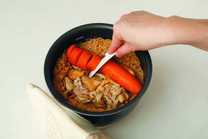 ちはるさん　鶏肉とにんじんの炊き込みご飯作りの様子②