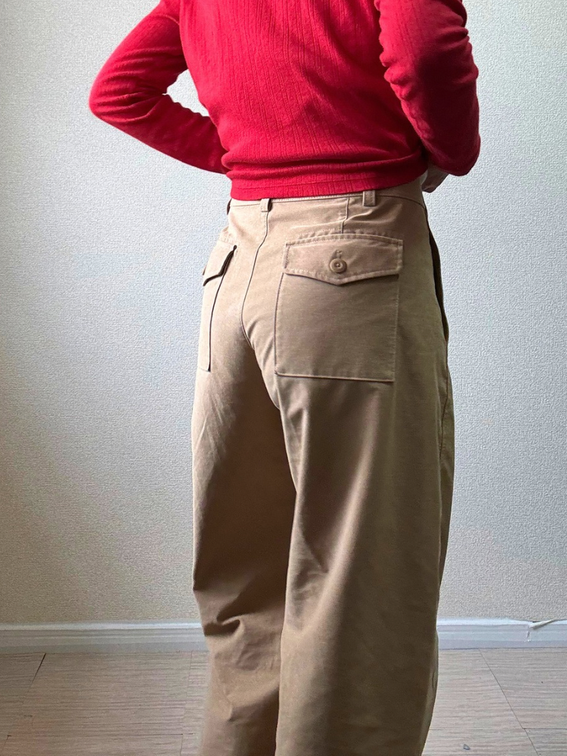 ジャージーバレルレッグパンツの後ろ姿