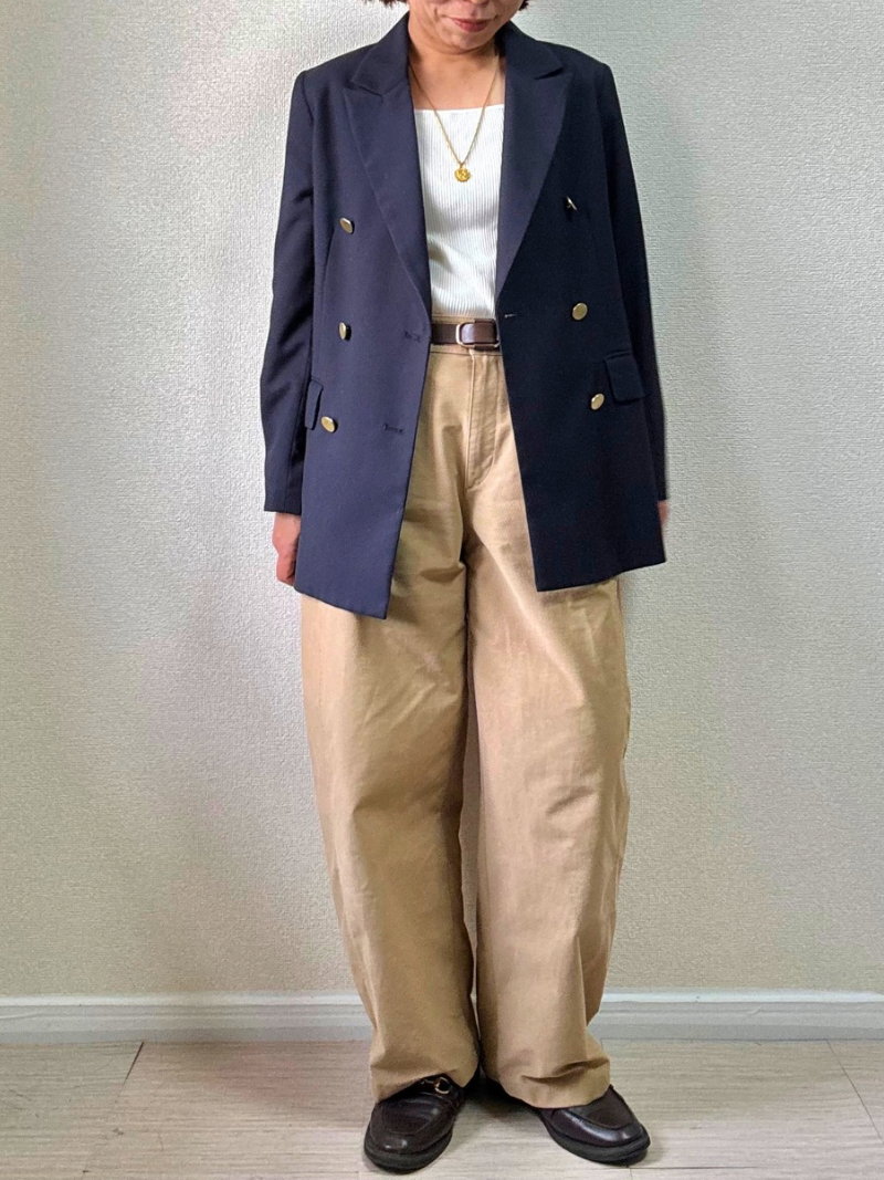 ジャケットとジャージーバレルレッグパンツを合わせたコーデ