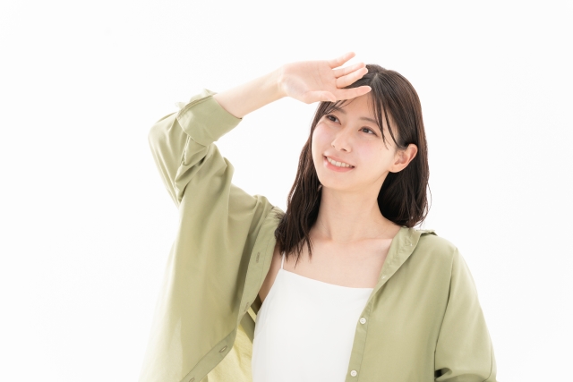 上を見つめる女性