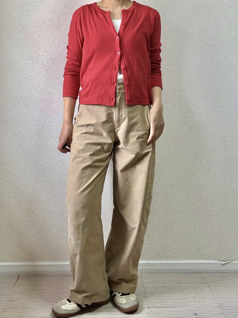 カーディガンにワイドパンツを合わせて、上下のボタンを開けたコーディネート