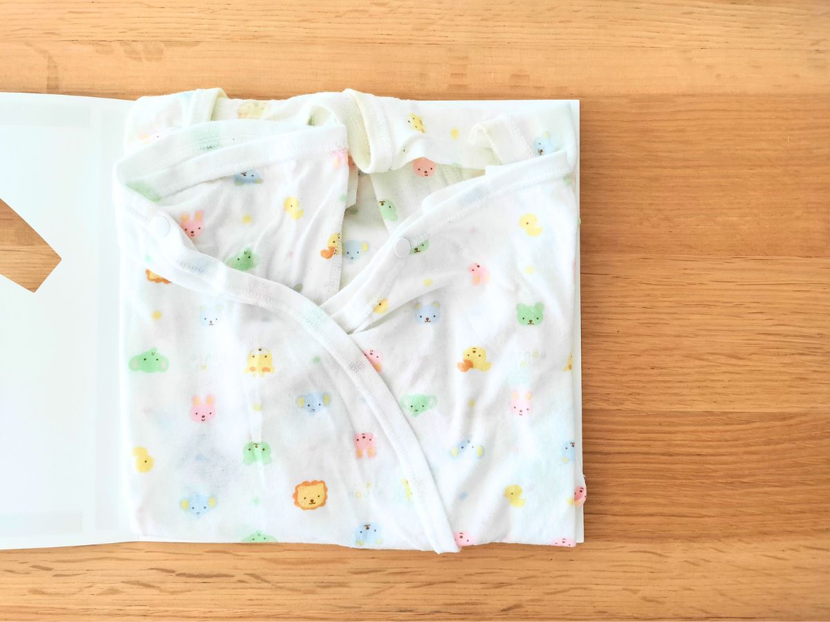 台紙の上に折りたたんだお洋服を置いたところ