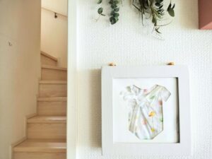 【3COINS】「見つけた瞬間飛びついた！」「待望のアイテム」思い出のベビー服を飾れるディスプレイBOXがついに登場！