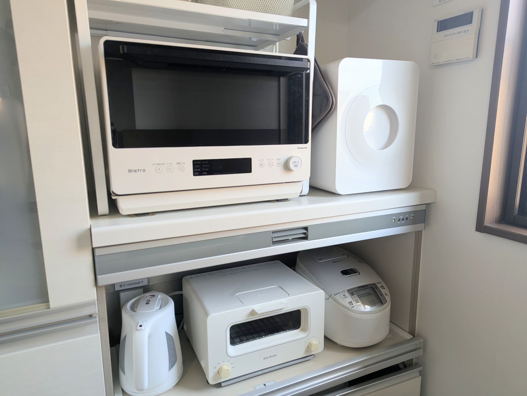 キッチン家電が並んだ棚