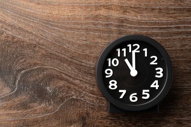 23時を指す時計