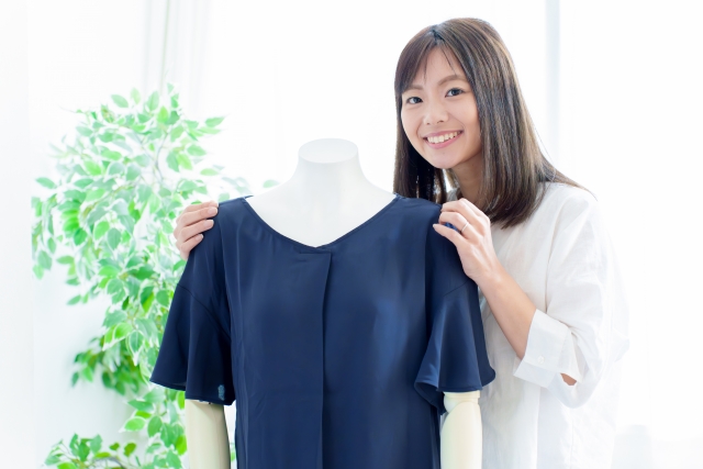 紺色のトップスをもつ女性