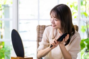 鏡を見るのが楽しみに！40代からの「ツヤ髪」を作る、大人の引き算ヘアケア