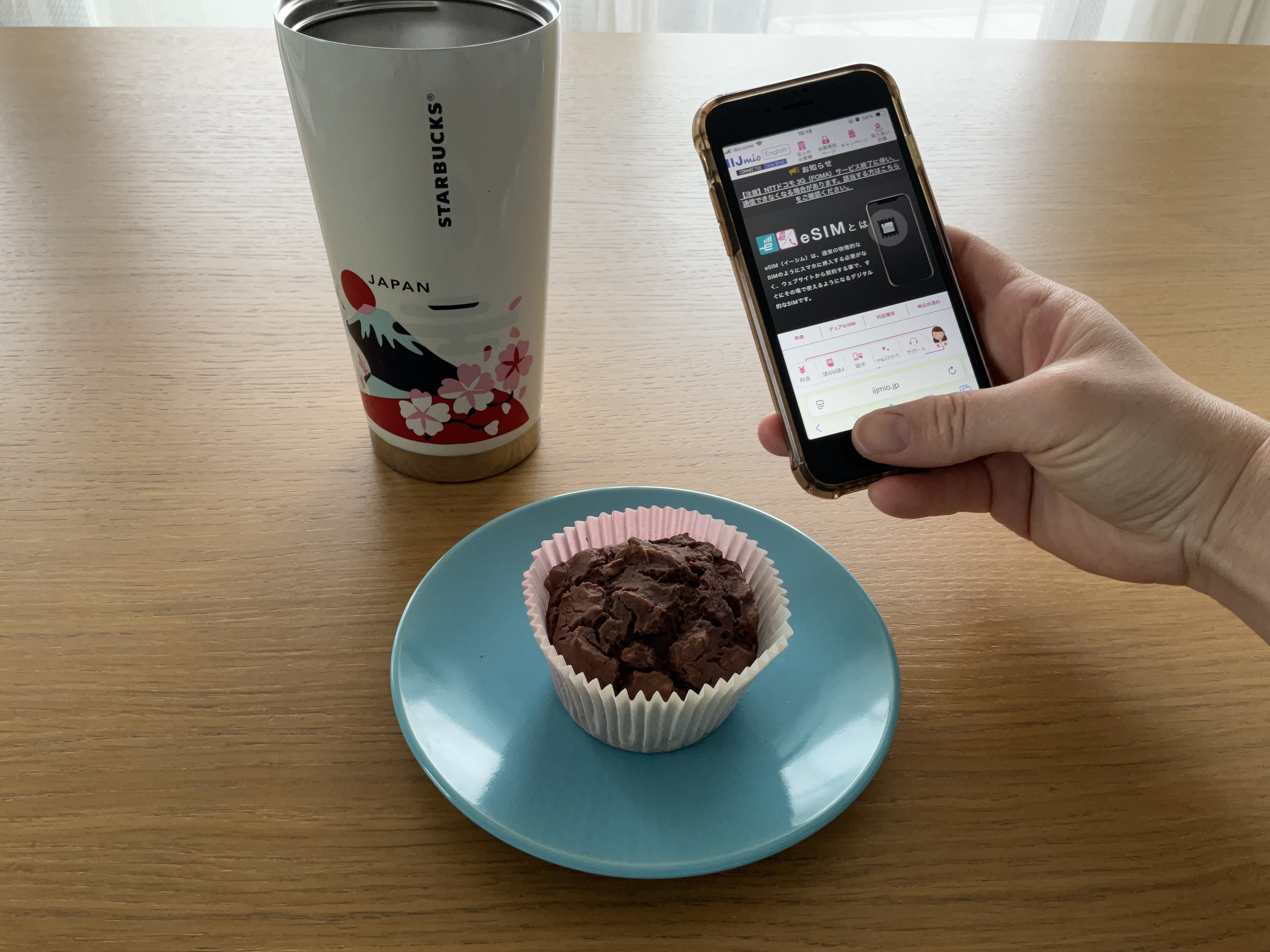 ティータイムにスマホを操作している