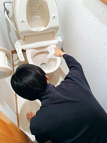 トイレ掃除している画像