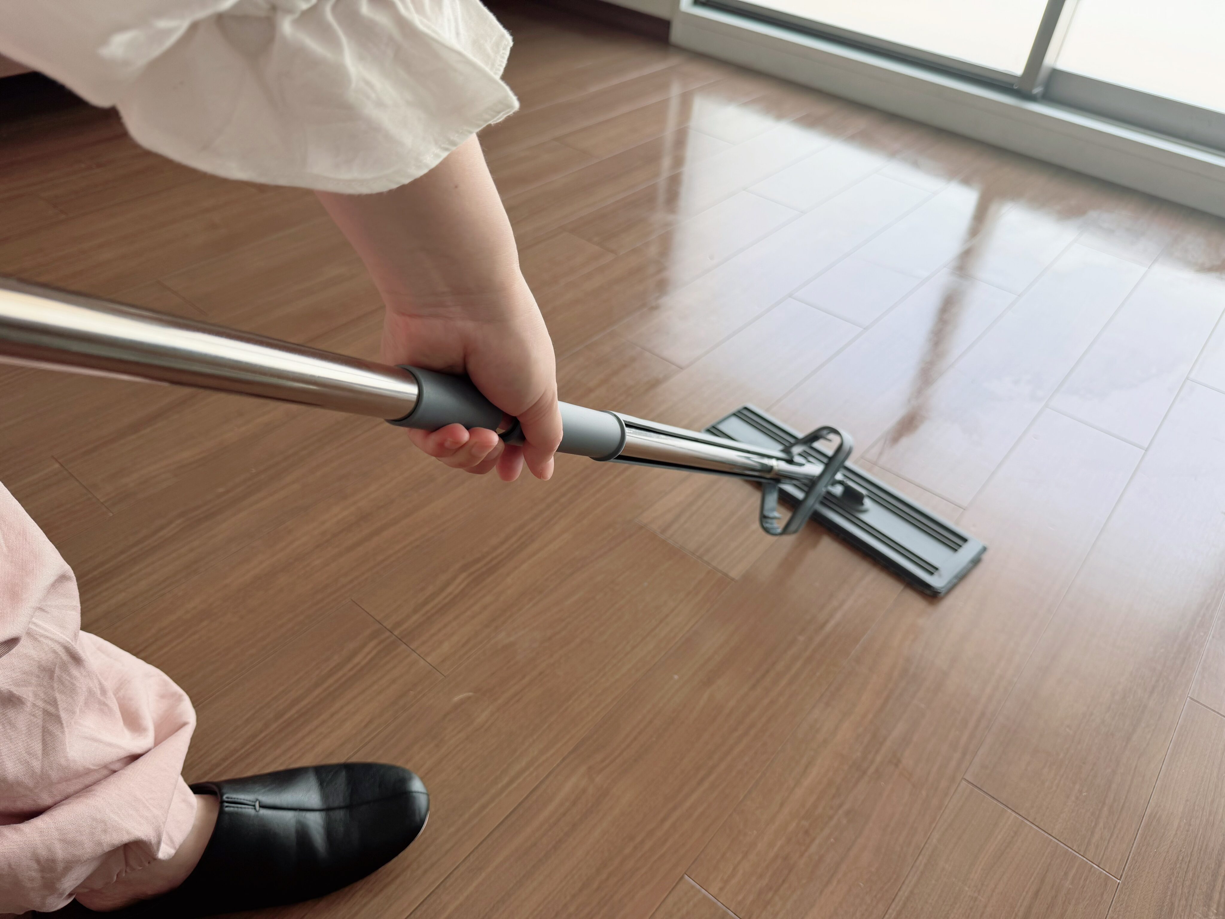 厚みのあるモップでしっかり床拭きできる