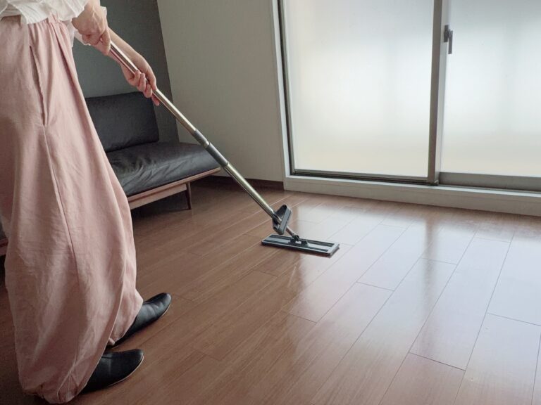 ダイソーの床拭きグッズが優秀すぎ！週5で愛用する主婦が絶賛する「手が汚れない」神モップ