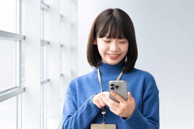 スマホを楽しそうに見る女性